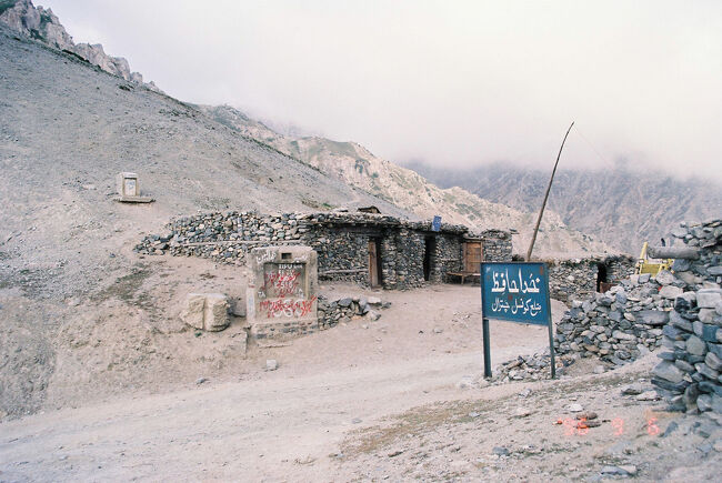　ロワライ峠（3200m）を越えて今日はディールという町に宿泊する。