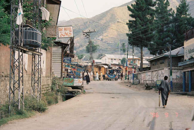 　ディールの朝。泊まったホテルは賑やかだけど、悪くなかった。夜は停電する。というか、この辺の電力事情は非常に悪いらしく、しょっちゅう停電するらしい。まあ、そうだろう。