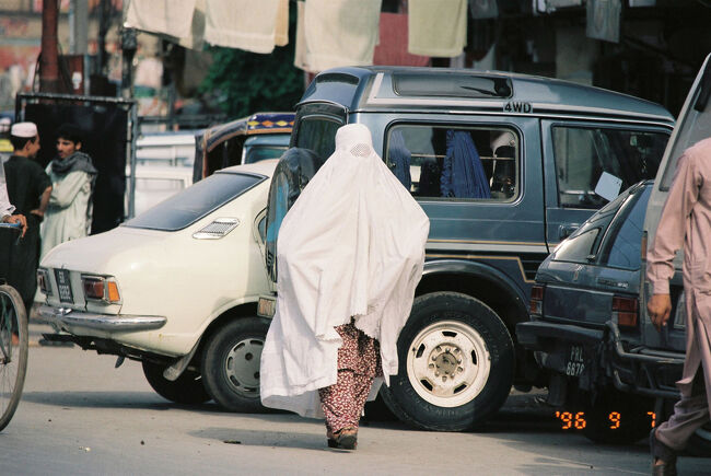 ペシャワール。前も後ろもわからない。このご婦人方を「てるてる坊主」と呼んでいた。厳格なムスリムなのであろう彼女らは、目すら衆目にさらすことを避け、 こんな格好をしている。こんなご婦人が3、4人集まって井戸端会議をしている図は迫力そのものである。