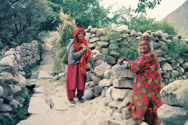 　パスーの村にて。フンザの伝統的な帽子をかぶった老婦人。だめもとで写真を撮らせてほしいと 言ったら、意外にも快くOKしてくれた。イスラムの国で、なかなか女性は写真を撮らせてもらえない。田舎町では外国人がめずらしく、興味津々で集まってくるのに、カメラを 向けると、さっとひいてしまう。