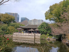 まだ肌寒い季節ですが、近づく春を感じようと上海桂林公園へ。中国風の東屋で談笑する上海の市民も。
