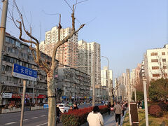 長陽路を歩きます。