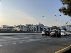 Yandexで駅へ。反対側でおろしてもらったので、全景を撮影。きれいなデザイン。