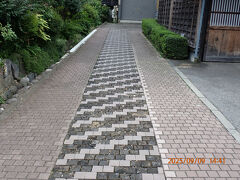 栗の小径を歩いて高井鴻山記念館に向かいます。