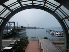 定番のアングル。
乗ってきたシーパセオ2と造船所で建造中の貨物船。その奥には今回で見納めになりそうな解体を待つ製鉄所の煙突。