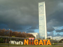 What's NiiGATAモニュメントです。これ見たかったのです。しかし空が暗く、雨が降りそう。。