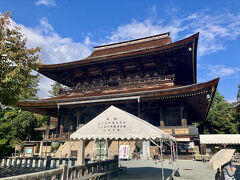 10/27（月）

【金峯山寺（本尊特別ご開帳）】

もともとは奈良市内の正倉院展の時期に合わせて計画した旅行でしたが、ここ吉野の金峯山寺の秘仏『金剛蔵王大権現』ご開帳の時期にも重なり、充実の奈良旅行になりました。

この吉野の地域は、古代から聖域とされていて、7世紀に修験道の本尊とされたのが、この金峯山寺の始まりだそうです。現在では金峯山修験本宗（修験道）の総本山となっているとのことです。

