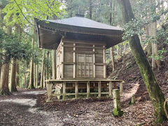 こちらは、「義経隠れ塔」。
源頼朝に追われた源義経がここに隠れていたそう。その際に、追っ手に囲まれてしまい、屋根を蹴破って逃げたという伝説があるとのことです。

この建物は大正時代に再現されたものだそうです。