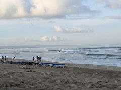 朝のレギャンビーチです。
早朝からビーチので営業しているお店の人たちが慌ただしく
準備している中私たちの様に散歩している人、ランニングを
している人等様々です。
