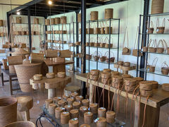 カーチャーターの運転手と合流してアシタバに向かいます。
ガイド兼ドライバーらしく一人で来ていました。
一時間ほど走ってアシタバに到着です。
バリは朝から渋滞ですね。

