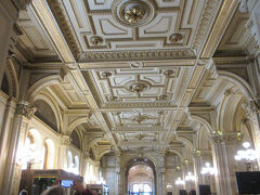 国立図書館で目の保養をした後は、予約していたウィーン国立歌劇場のガイドツアーへ向かいます。

ゴエモン「忙しいな。」

今回は日本語のツアーなので安心。