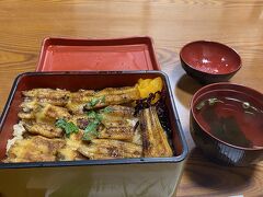 名前を呼ばれて入店。2階席のお座敷に通された。いな忠の穴子飯2,700円。うなぎより味があっさりして柔らかくて美味しかった。

支払いは現金のみ。宮島は現金しか使えない店が多い。