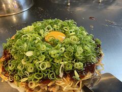 夜ご飯を食べに外へ。目星を付けていた名店のお好み焼き屋は行列で暫く入れなそうだったので、適当に店を探して「お好み焼きくらはち」と言う店に入った。

やや狭いカウンターに通されお好み焼きとトマト酎ハイを注文。飲みながら目の前で作られる料理人の手捌きをずっと見ていた。そして注文した「くらはちのくらはちスペシャル」1,320円。広島のお好み焼きってこんな焼きそばがパリパリなんだ。ソースべったり&ネギ盛りだくさんでとても美味しかった。量が多くて少し残してしまったけどまた食べたい。

お腹いっぱいでホテルへ戻った。