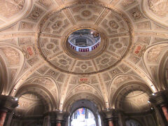 さて、次なる目的地はマリア・テレジア広場のすぐ近くにあった美術史美術館。開館は1891年。ルネッサンスとバロックを中心に、古代から19世紀までの美術品や絵画のコレクションはヨーロッパ屈指。

外観も立派ですが、内装もご覧の通り豪華絢爛。