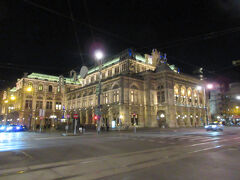 夜のウィーン国立歌劇場。

明日もウィーン観光は続きます。ヴェルヴェデーレ宮殿やシシィ博物館、シュテファン大聖堂など、ウィーンの見どころは尽きません。

ゴエモン「よし明日も活躍だ！」