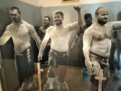 モスクの中はほとんど見れなかったので、すぐ隣にある美術博物館へ。貴重な展示が多くありましたが、オイルレスリングのチャンピョンと思われるパネルがある部屋がとても印象的でした（笑