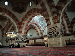 セミリエジャーミーのすぐ近くにあるのがエスキジャーミー。エディルネでは一番古いモスクということですが、中に入ると地元の人たちが思い思いに過ごしていました。ちびっこも走り回っておりほほえましくもありました