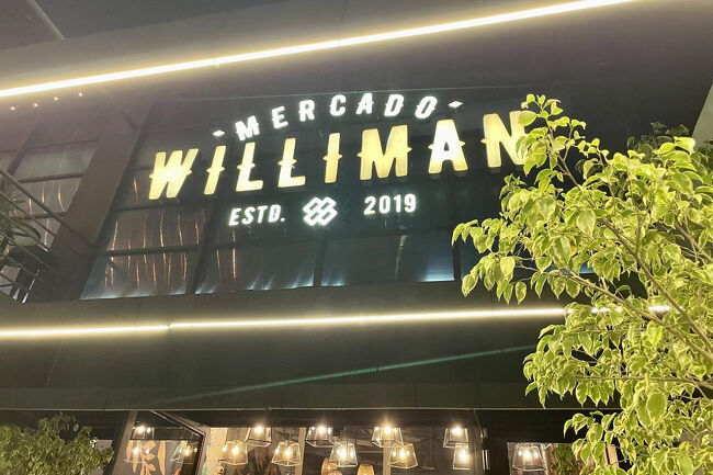 友人おすすめのフードコートへ。