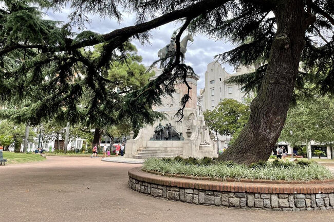 昼食にはまだ少し早いので旧市街をもうひとまわり。サバラ広場。