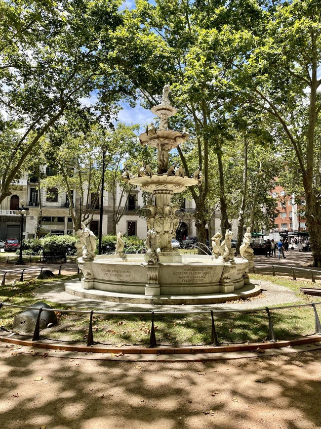 マトリス教会前のコンスティトゥシオン広場。