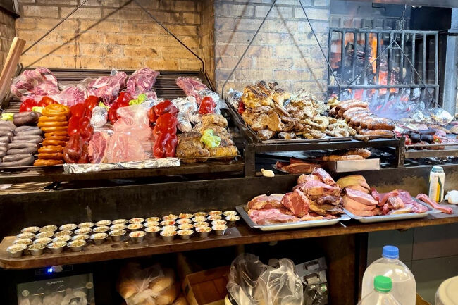 ブエノスアイレスのサンテルモ市場と似ていますが、ここの食堂はパリージャに全振りしているので見た目がゴージャスで活気があります。