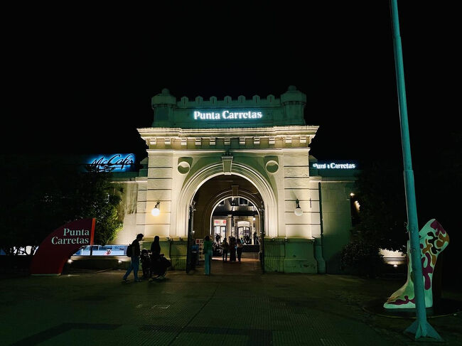 夕食はビアホールへ。プンタカレータスショッピングを通り抜けます。クラシカルなこの建物、もともとは監獄だったそうです。