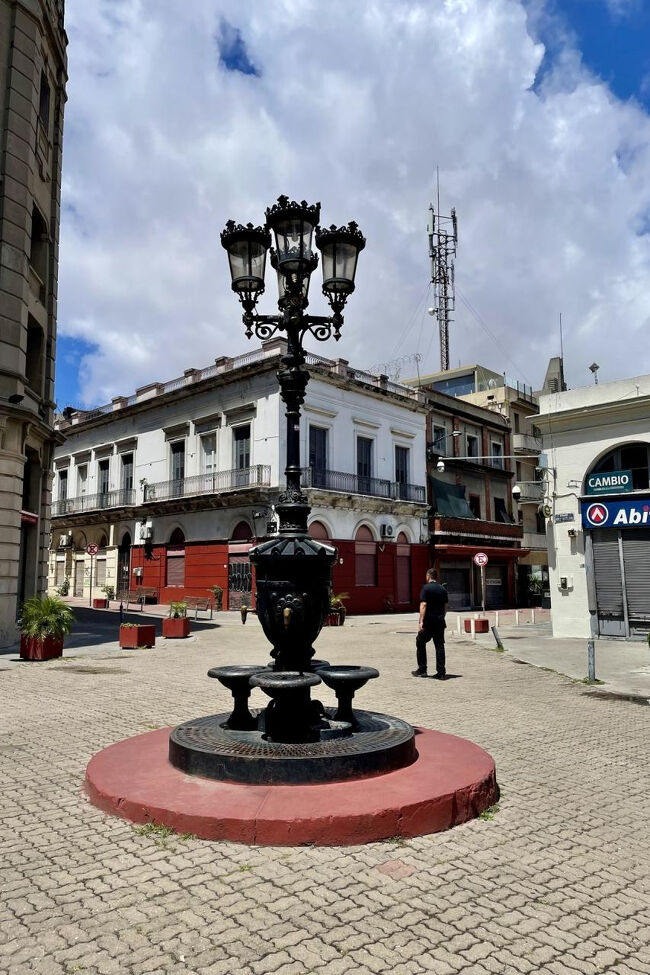 おしゃれな交差点にきました。ちょっとポルトガルっぽい。ポルトガルには行ったことありませんが。