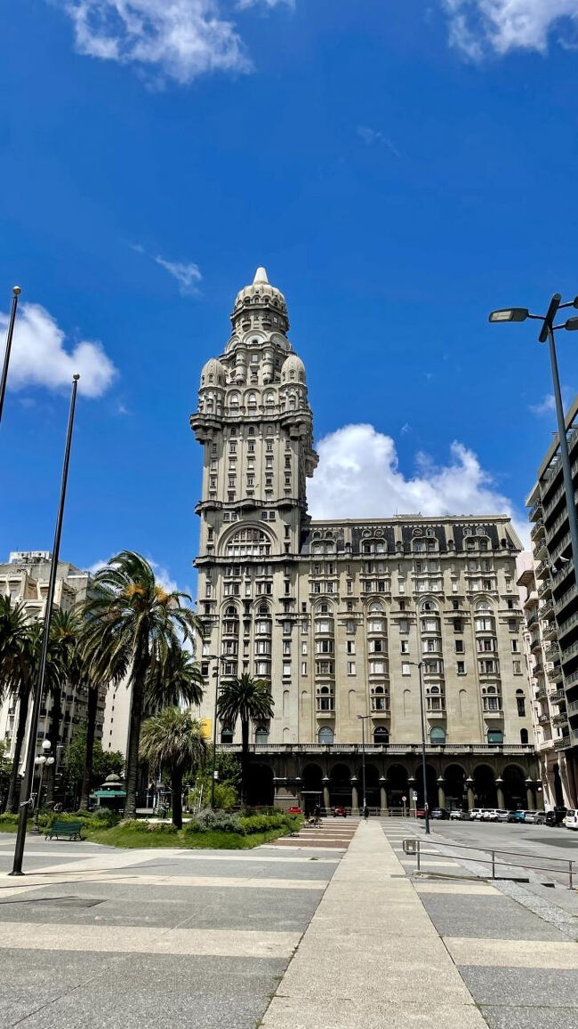 サルボ宮殿。ブエノスアイレスにあるバロロ宮殿とペアになっています。バロロ宮殿のほうは見学ツアーに参加したので、外観だけですが親しみがわきます。