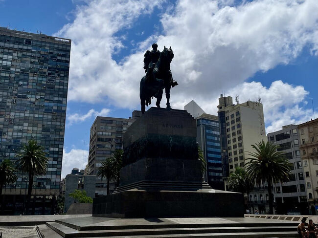独立広場の騎馬像はアルティガス将軍。アルゼンチンのサン・マルティン将軍のウルグアイ版です。