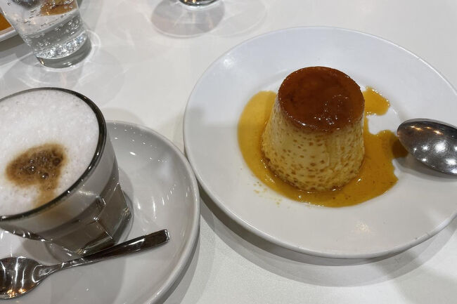 タクシーでトレスクルーセスのバスターミナルへ。バスまで１時間ほど時間があったのでカフェに寄ります。甘いものでも食べましょう。