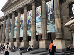 主人と待ち合わせして
街を散策します。
State Library Victoria 

入り口前でチェスをしています。