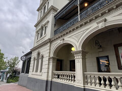 こちらは歴史あるホテルです。

バーレストラン併設でお客さんで賑わいつつあります。