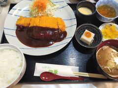 こちらは味噌カツ定食。
色々小鉢も付いて豪華な定食でした。