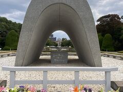 平和記念碑。朝はまだ人がいなかった。