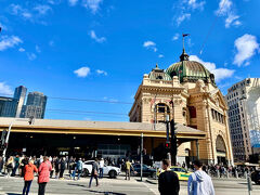 フリンダーストリート駅まで。
駅までの広場？でイベントしてました。
すごい人だった。（笑）