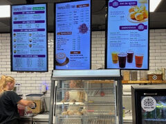 ハワイ滞在5日目です
ホテル下の「トロピカルトライブ」でアサイーボウルを注文
カウンターで注文して、左横の飲食スペース内で受け取りです