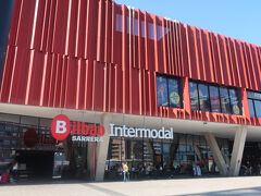 14時頃、ビルバオバスターミナル（インターモーダル）に到着
ここは地下鉄、トラムの乗り継ぎができ、便利
高速バス乗り場は地下
ログローニョ行きのバスまで1時間ほどあるので安心