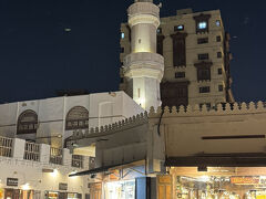 折角なので夜もuberでお出かけ
 18:25 -18:57  SAR41.94  Crowne Plaza Jeddah al Salam by IHG ⇒ Old Town 1764円
夜なので混んでいましたが信号がなく右左折も無いに等しいので時速90キロ程で流れているのです。渋滞で車はダンゴですがスムーズに走れて驚きです。