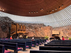 今日は街歩き、まずは路面電車に乗ってテンペリアウキオ教会に行きました。

駅からすぐです。岩と木をつかって建てられた教会で北欧建築のレベルの高さを感じる。