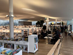 実はさっきの写真はオーデイ（ヘルシンキ図書館）だと勘違いして横の建物を撮ってしまいました。

オーデイはその横にある船のような木製の建物ですが、21時で閉館になってたので
翌日行ってみました。

おしゃれで人が多くてまるで観光地のようでした。
少しだけど日本語の本もありましたよ。
