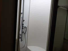 いよいよ萩ロイヤルインテリジェントホテルにチェックインします。大浴場があるので客室はシャワーのみとなっていたのですが、シャワー室を見てびっくりでした。ユニークな形状のお洒落なシャワーです。天井シャワー・横からのボディーシャワーも付いていました。