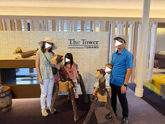 そしてホテルをチェックアウト。事前精算していたのですぐにチェックアウトできました。
最後に入り口部分で家族写真をぱしゃり。４人そろっての写真って数少ないから貴重な１枚。