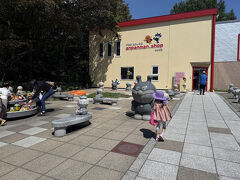 次のお宿は富良野にあります。行く途中の道・・・からは少し外れるけど子ども達が喜ぶ場所、ということでアンパンマンショップに行きました。富良野ジャム園の横に併設されています。