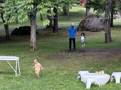 その後また車を走らせ、今度は大人が行きたかった青い池を目指します。トイレがきれいか心配だったので、近くにあった道の駅びえい「白金ビルケ」に行きました。綺麗な場所だった。裏側にはこんな感じで子どもが遊べる遊具が置いてあった。常設なのかな？