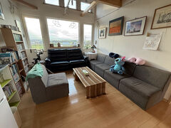 そして我々の次の宿「旅の宿ステラ」に到着。旦那がペンションが苦手でホテルを中心に探していたんだけど、口コミが凄く良いのが気になって今回はペンションに泊まることに…。これが大大大正解！もの凄く良いお宿で「また来たい」と思える素敵すぎるところでした。
写真は２階の共有部分。本などが置いてあります。
