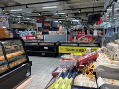 クールダウンした後、近くのカルフール高雄成功店に買い物。
ばら撒き用のお菓子や台湾マヨネーズなどを購入。
