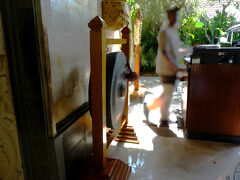 【1日目】
クタのホテルをチェックアウトして、ジェンガラケラミックへ寄り、11時ごろにアヤナリゾートに到着しました。
車でホテルの正面玄関に着くと、銅鑼が鳴らされ、レイをかけてくださりました。