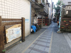 そしてこちらの小路にも誘ってみた。

ここは昔、軽便鉄道が走っていた場所。