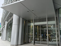 2025.10.31　東京・八重洲　東京ミットタウ八重洲　立ち食い寿司　根室花いち東京ミッドタウン八重洲店　
【東京ミットタウ八重洲】
東京ミットタウン八重洲は、JR東京駅に直結している大規模な複合施設です。六本木、日比谷に続く3番目の「東京ミッドタウン」ブランドとして、2023年3月10日にグランドオープンしました。下の施設で構成されています。東京ミッドタウン八重洲の隣には、ヤンマーホールディングスが手がけた複合施設「YANMAR TOKYO（ヤンマー東京）」があります。

［商業エリア］地下1階から3階には、食品、雑貨、アパレルなど、日本のこだわりが感じられる国内外の多様な57店舗が出店しています。

［バスターミナル ］地下2階には、東京駅周辺に分散していた高速バスの停留所が集約された「バスターミナル東京八重洲」があります。

［ホテル］ 39階から45階には、日本初進出となる「ブルガリ ホテル東京」が入居しており、東京の街並みや富士山を望むことができます。

［オフィス］ 7階から38階はオフィスエリアとなっており、4階と5階には法人向けのシェアオフィスもあります。

［屋上庭園］「YAESU TERRACE」など、リラックスできる公共スペースも整備されています。2025年には、医療施設やコンサート会場を併設した高層複合ビルが隣接して完成する予定です。