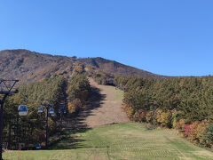 　10/30（木）、平日渋滞を避けるため、都内の自宅を6:30に出発し、順調に福島へ。二本松ICで下りて、まずは安達太良山に向かいます。10:30頃にあだたら山ロープウェイ乗り場に着きました。あだたら高原スキー場、行ったことある気もするけど、少なくとも紅葉シーズンのロープウェイは初めて。
